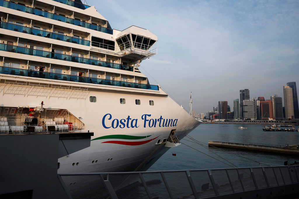 Relieved passengers leave Singapore cruise after COVID-19
scare 1