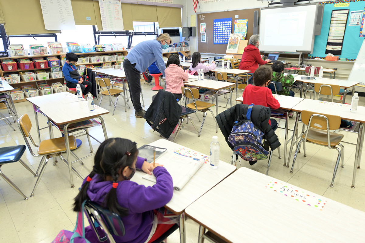 More NYC schools close as COVID-19 cases soar among
students, staff 1