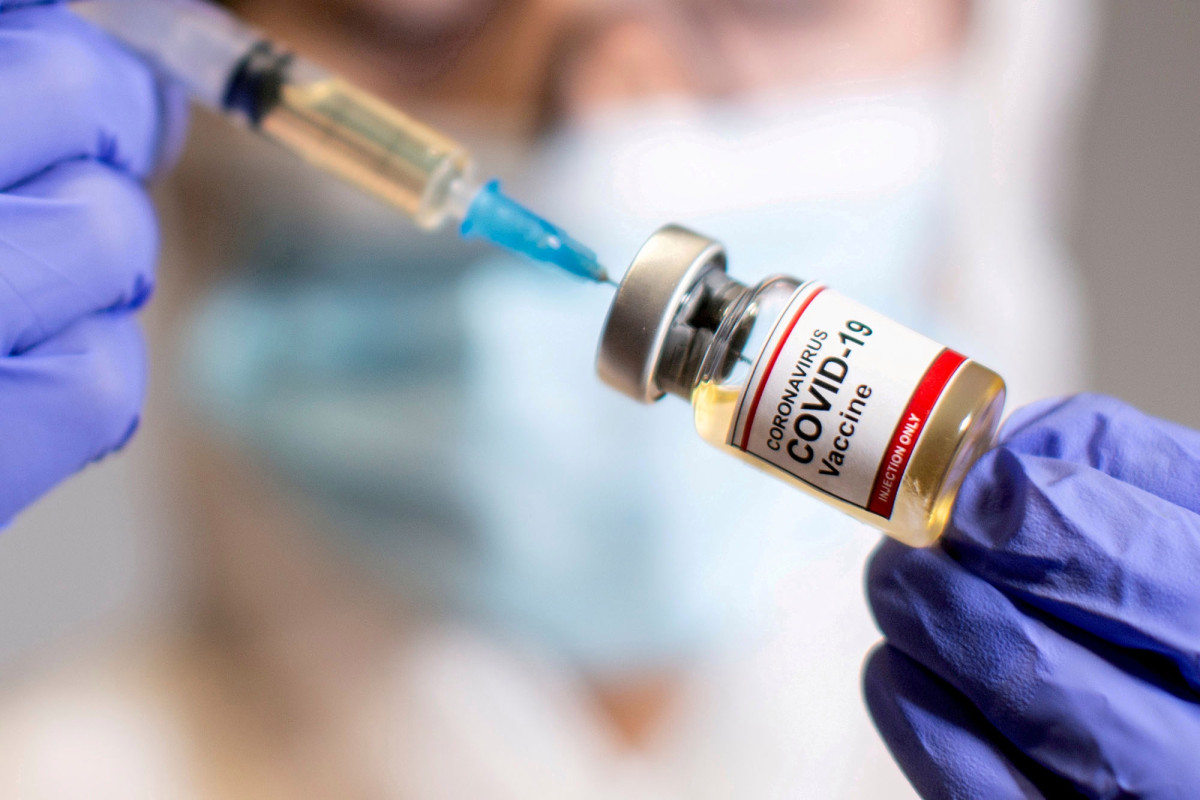 Chicago area hospital pauses COVID-19 vaccinations following
allergic reactions 1