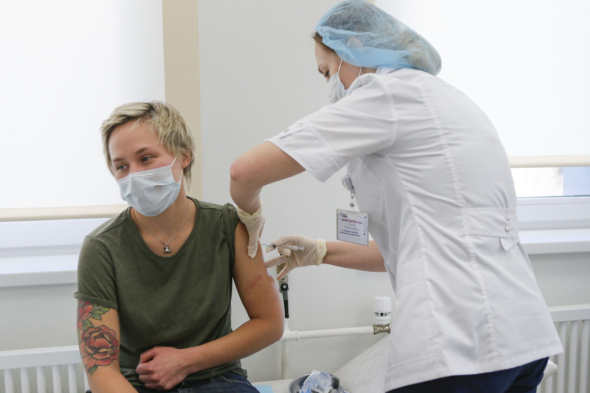 No drinking for two months after COVID-19 vaccine, Russia
tells citizens 1
