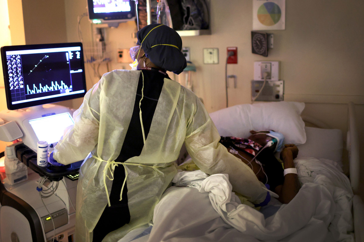 US sets single-day record in COVID-19 cases, deaths,
hospitalizations 1