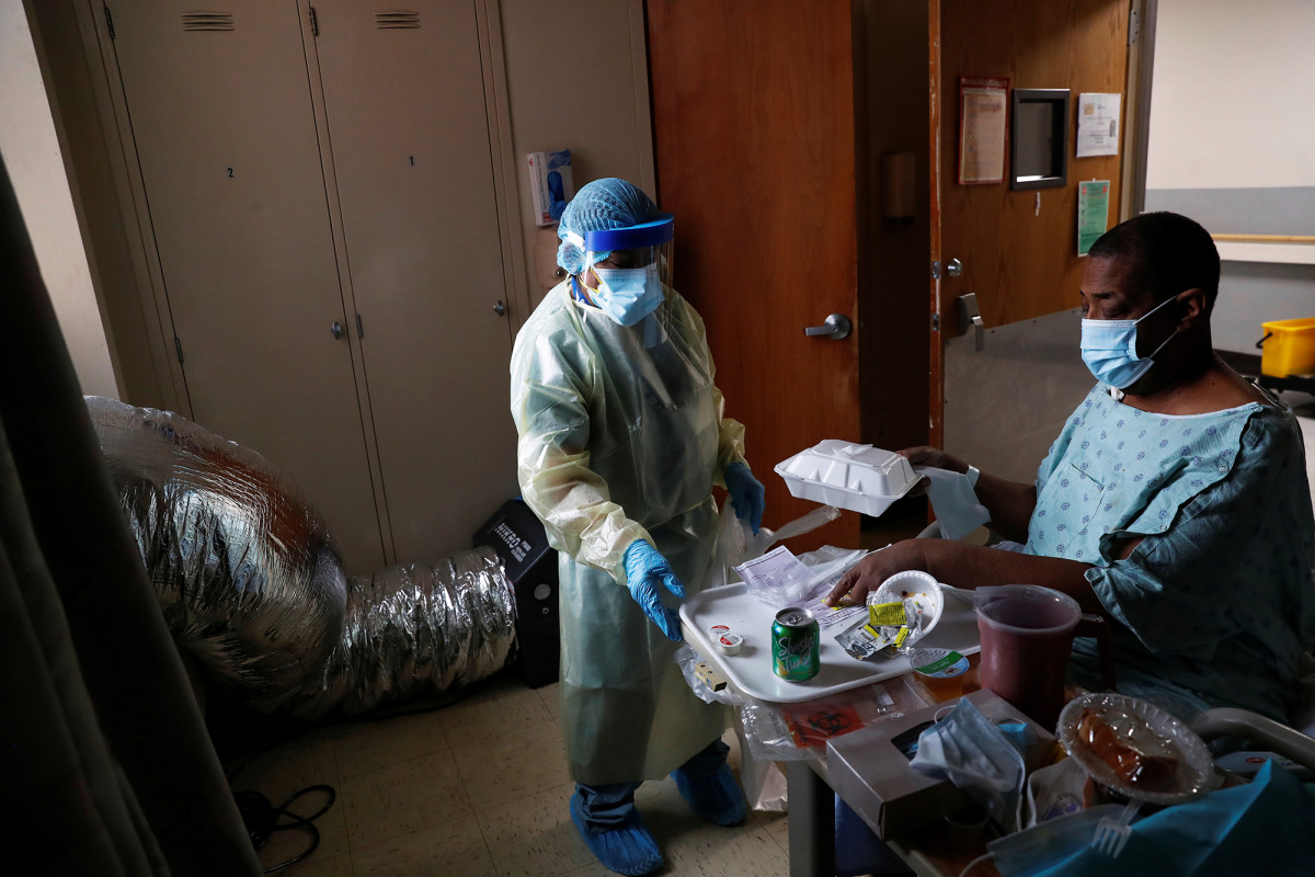 ‘The country needs me:’ Cleaner in COVID-19 wards proud to
fight pandemic 1