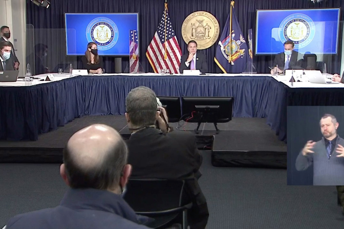Gov. Cuomo aides wear masks, sit behind dividers after Post
presses issue 1