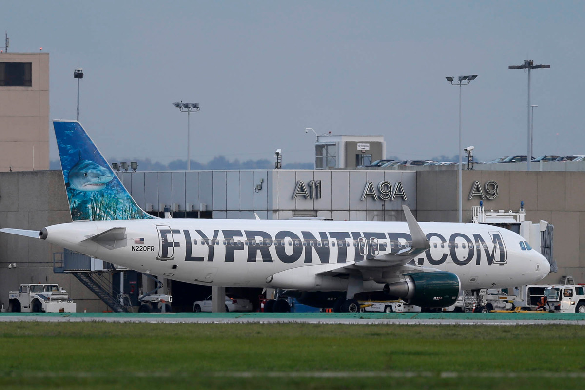 Woman kicked off flight for refusing to wear face
mask 1