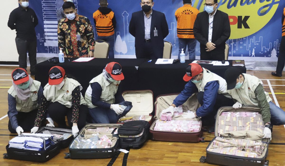 Indonesia minister turns himself in for COVID-19 aid
graft 1
