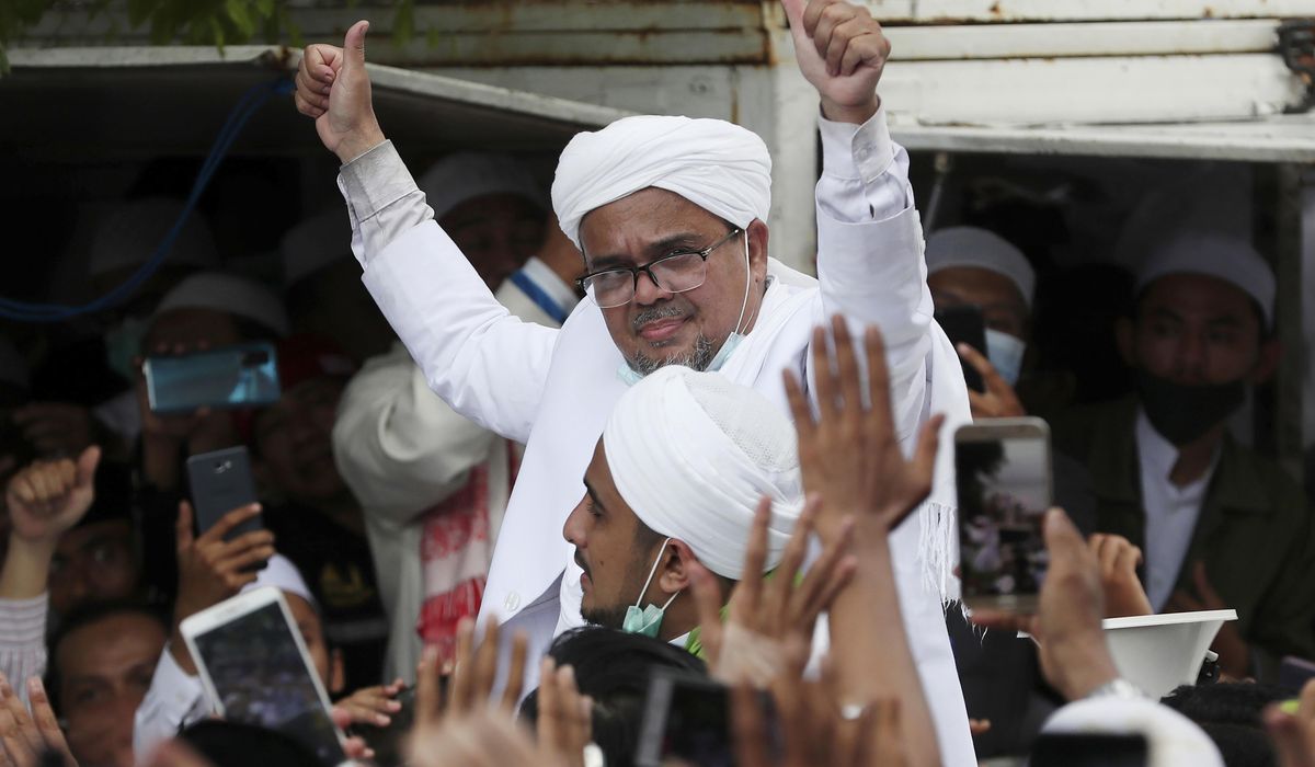 Indonesian cleric turns himself in for COVID-19
violations 1