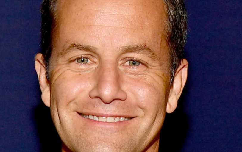 Maskless carolers at actor Kirk Cameron event spark
backlash 1