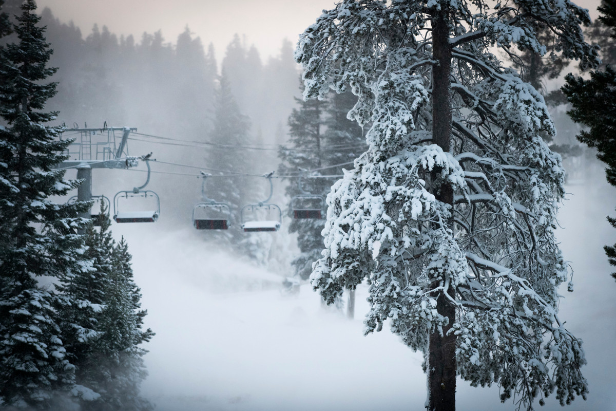 Popular travel destination Lake Tahoe closing to tourists
amid COVID-19 surge 1