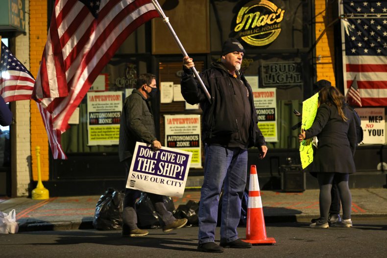 Staten Island Bar at Center of Anti-Lockdown Protests,
Reopens, Defying De Blasio 1