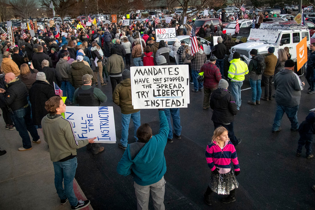 Tensions rise over masks as virus grips smaller US
cities 1