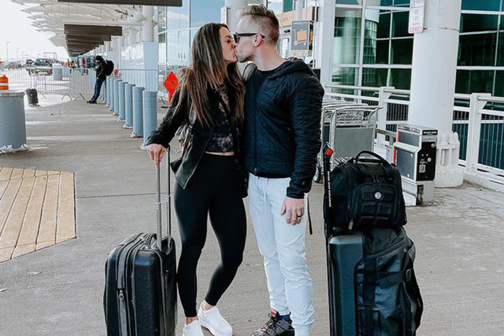 Couple travels without daughter after being kicked off
flight when she wouldn’t wear a mask 1