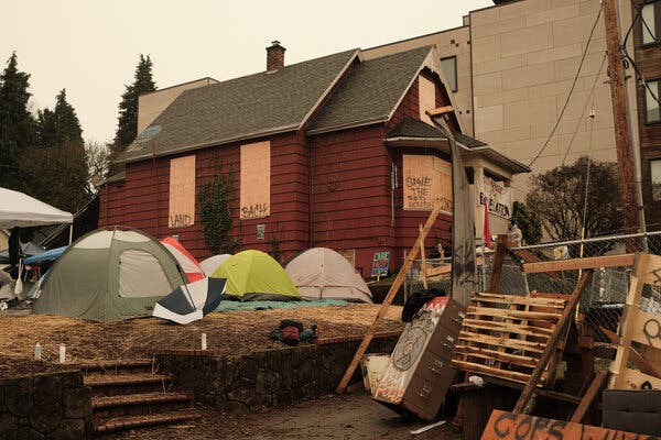 Protesters Erect Barricades in Portland to Save a Black
Family’s House 1