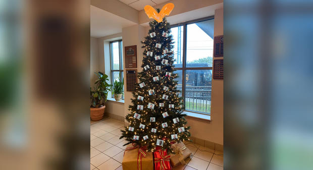 Alabama sheriff's office slammed for "thugshot" Christmas
tree decor 1