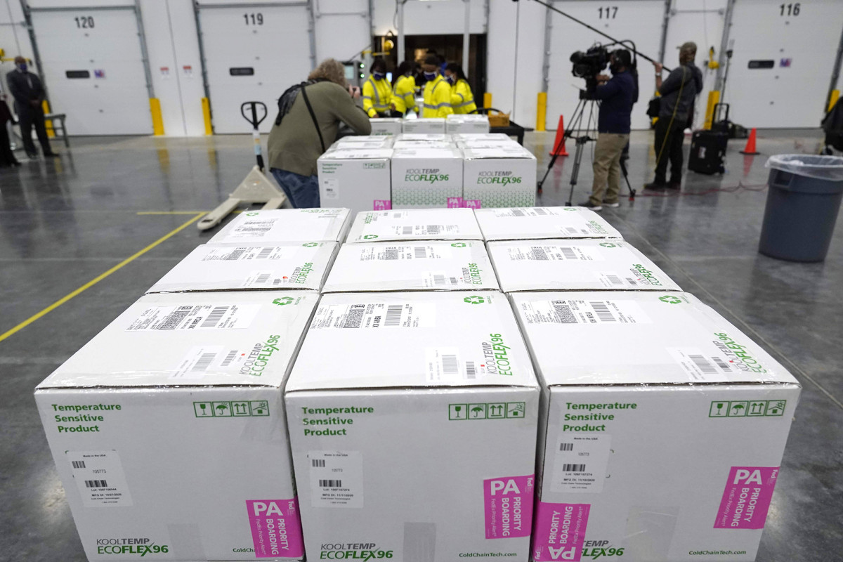 Moderna’s COVID-19 vaccine leaves warehouses, expanding
immunization effort 1