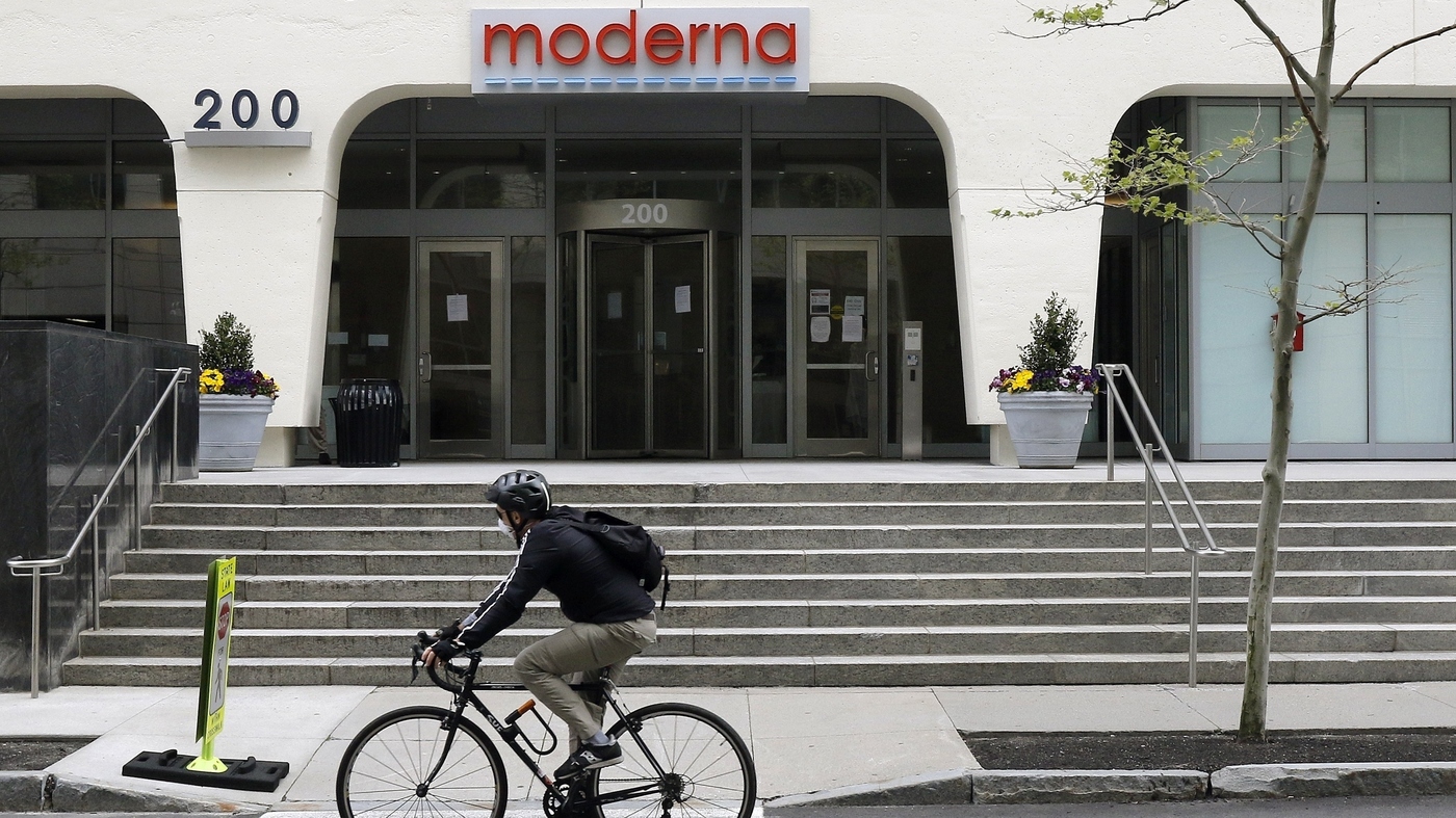 FDA Panel Weighs Moderna's COVID-19 Vaccine 1