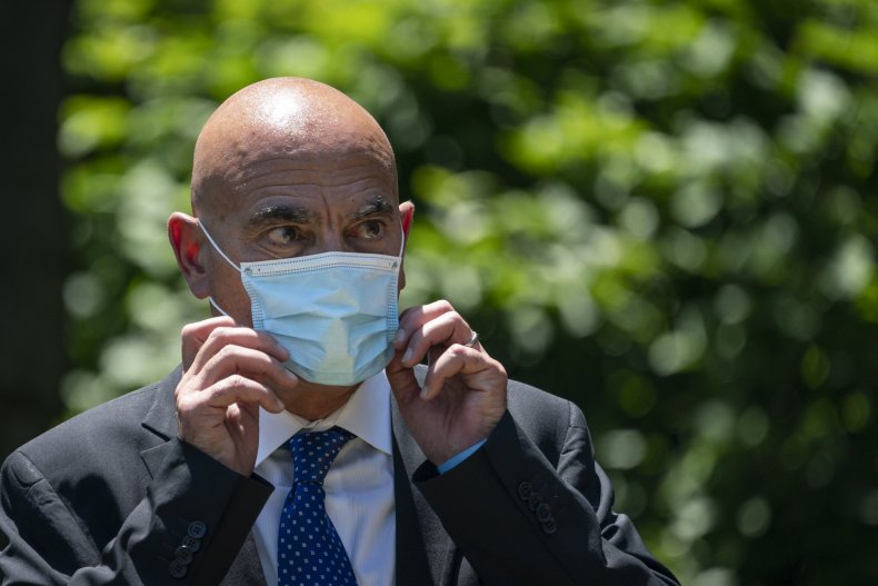 'It's Never Too Late': Trump's Vaccine Chief Calls Biden's
100-Day Mask Plan 'a Good Idea' 1