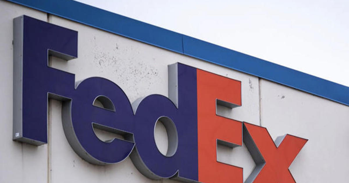 FDA green lights Pfizer's COVID-19 vaccine, now it needs to
be shipped nationwide 1