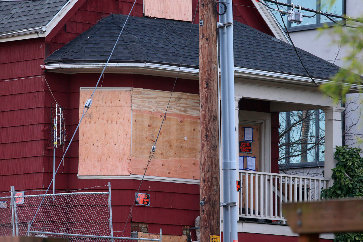 Portland protesters warn people not to film red house
‘autonomous zone’ 1