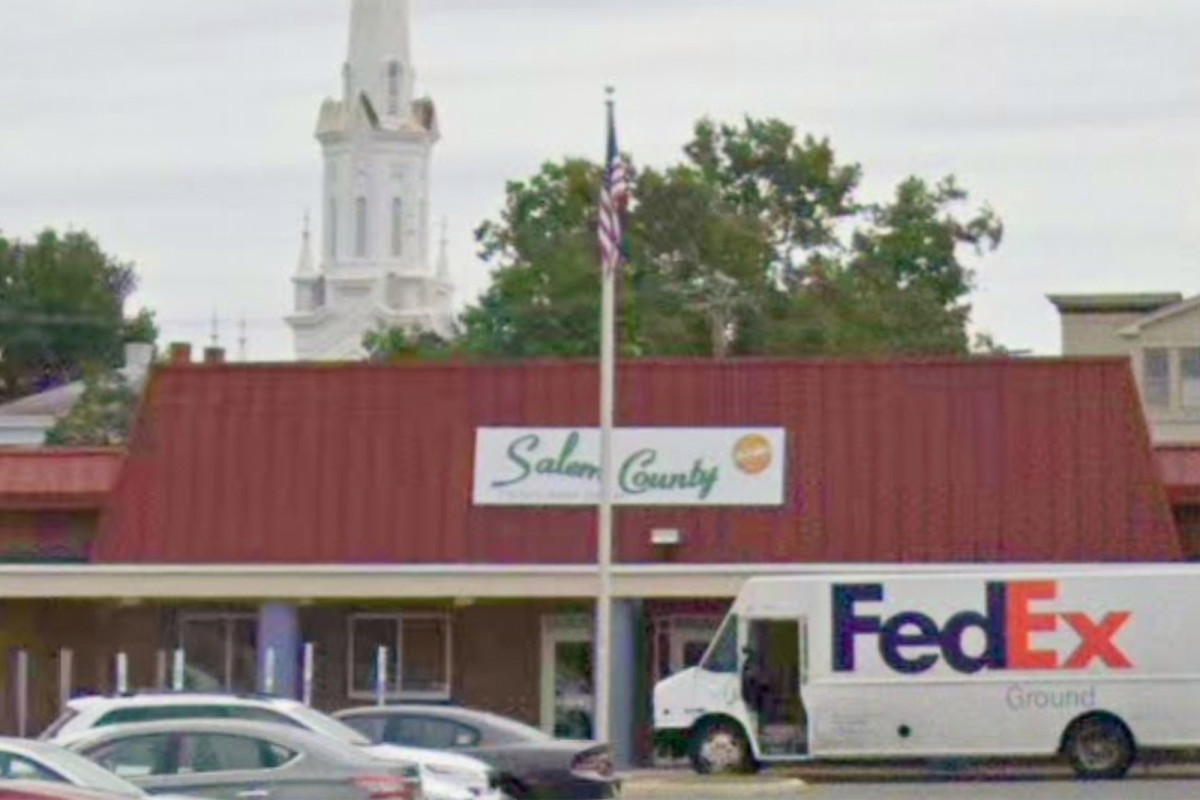 NJ election worker dies of COVID-19 after office
outbreak 1