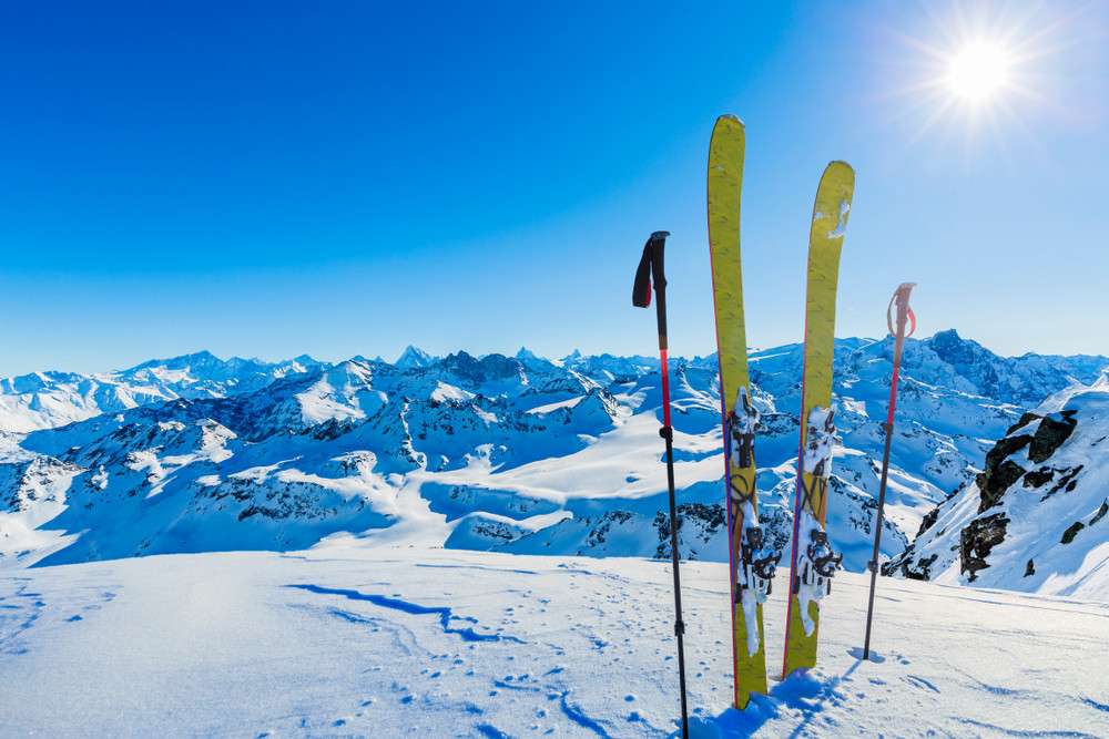 Hundreds of British tourists flee Swiss ski resort to avoid
COVID quarantine 1