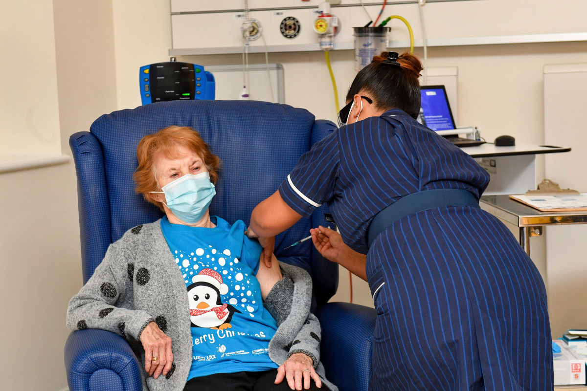 UK rolls out first doses of COVID-19 vaccine 1
