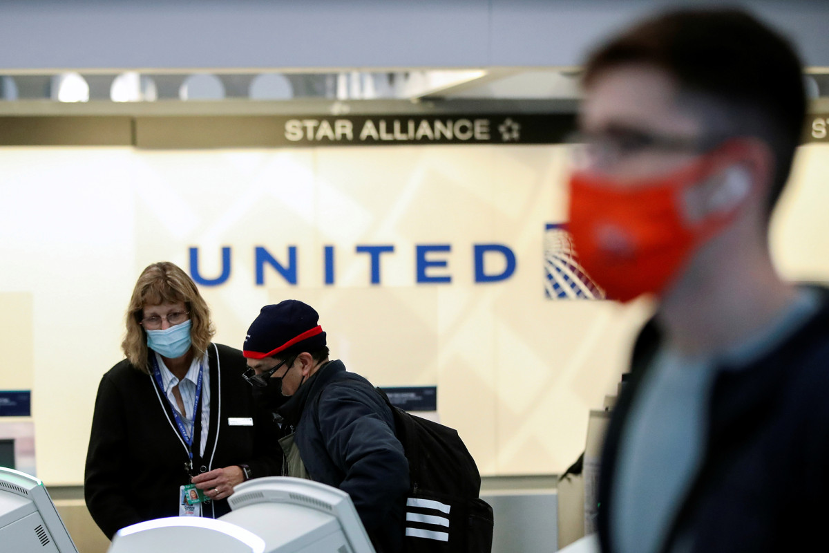 United Airlines flight attendants question crew quarantine
policy 1