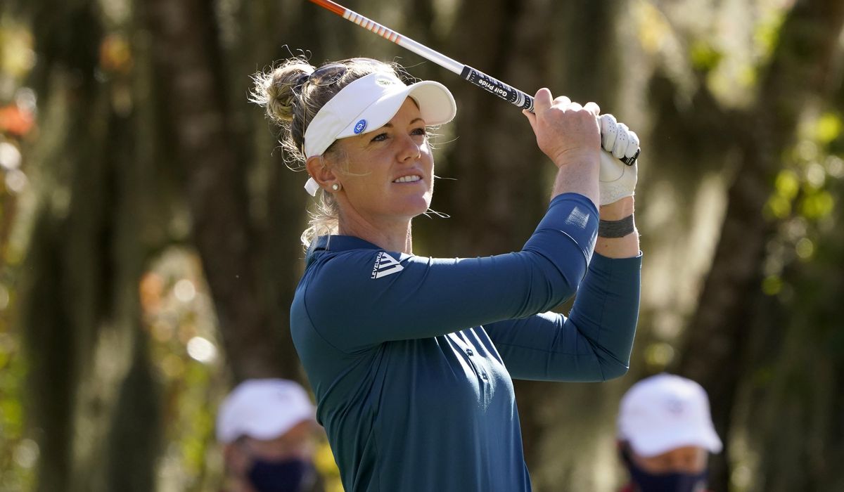 Olson comes up aces and takes 1-shot lead in Women's
Open 1