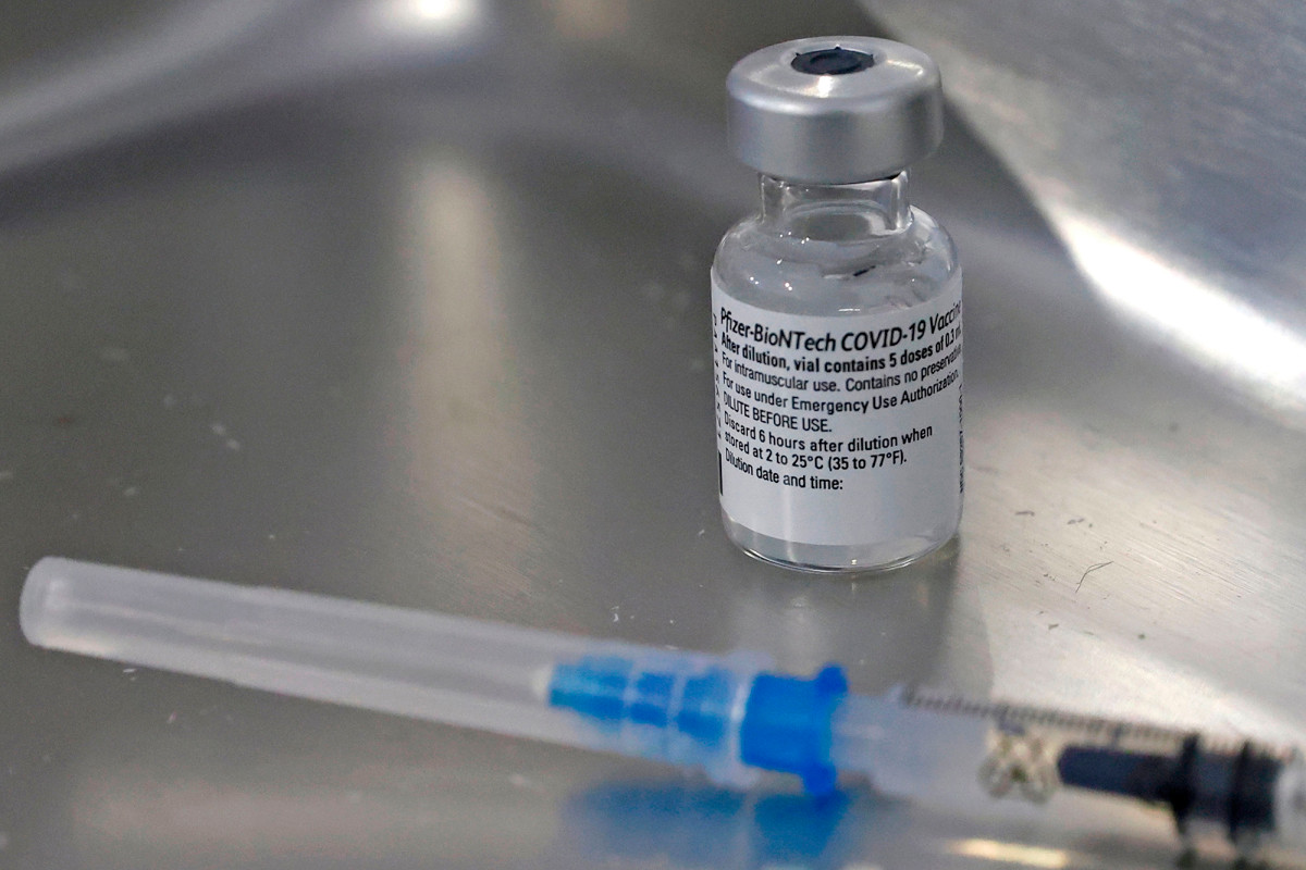 California ER nurse tests positive for COVID-19 a week after
getting vaccine 1