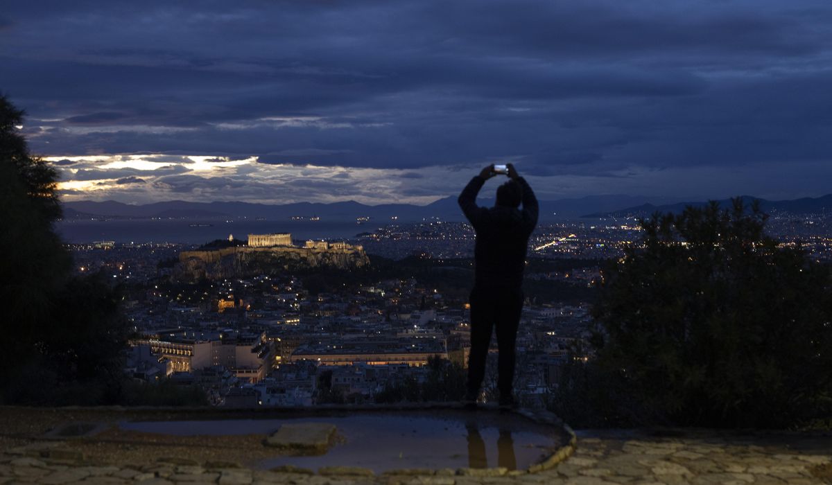 Bookshops, hairdressers in Greece to reopen for
Christmas 1