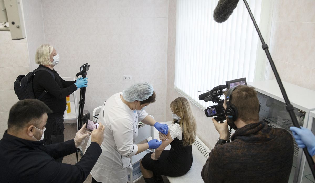 Russia’s COVID-19 vaccine rollout draws wary, mixed
response 1