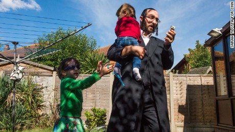 Police shut down wedding with 150 guests amid London
lockdown 1
