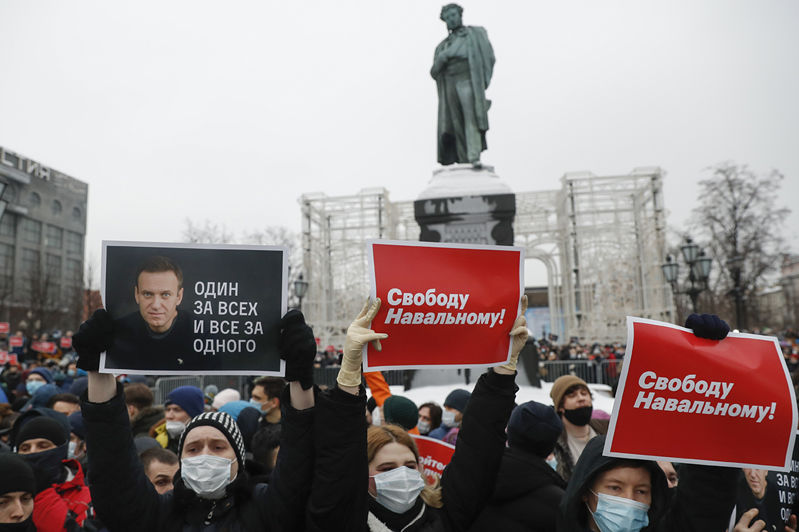 Russia arrests 350 protesters demanding Navalny's
release 1