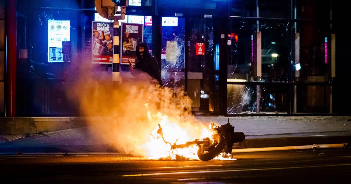 Police use tear gas, water cannon amid rioting over Covid
restrictions in Netherlands 1