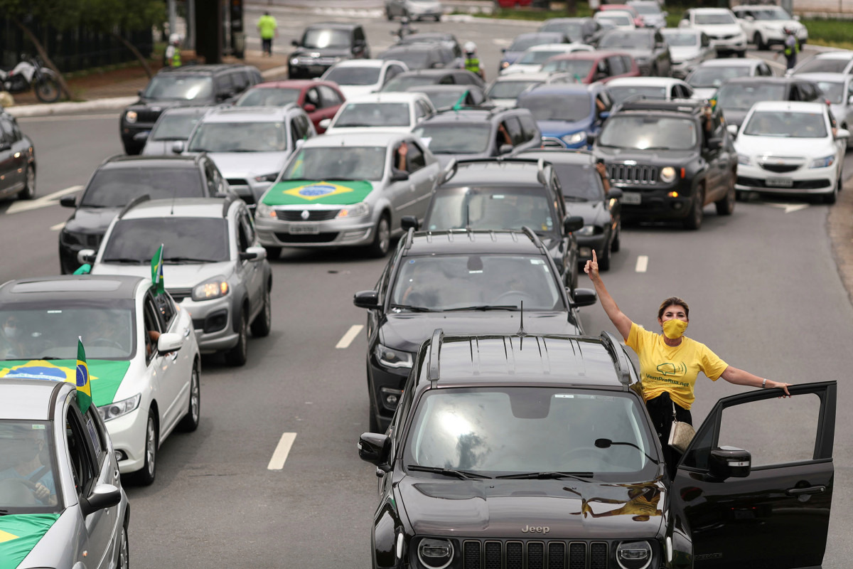 Thousands take to streets protesting Brazil’s
Bolsonaro 1