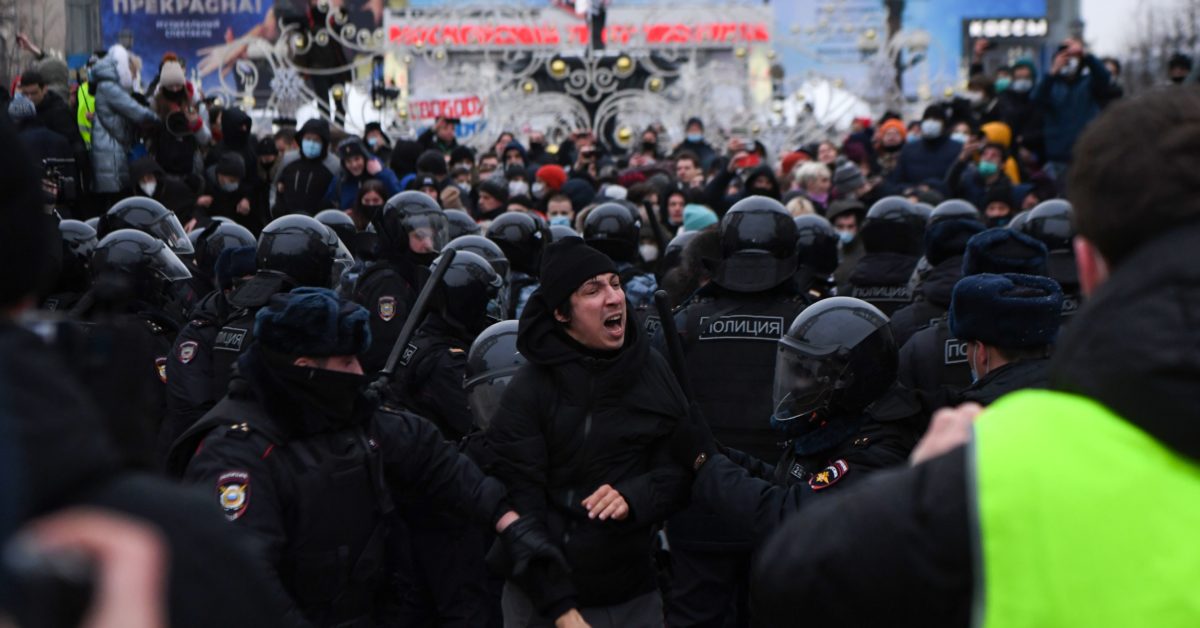 Russian police arrest over 1,300 at pro-Navalny
protests 1