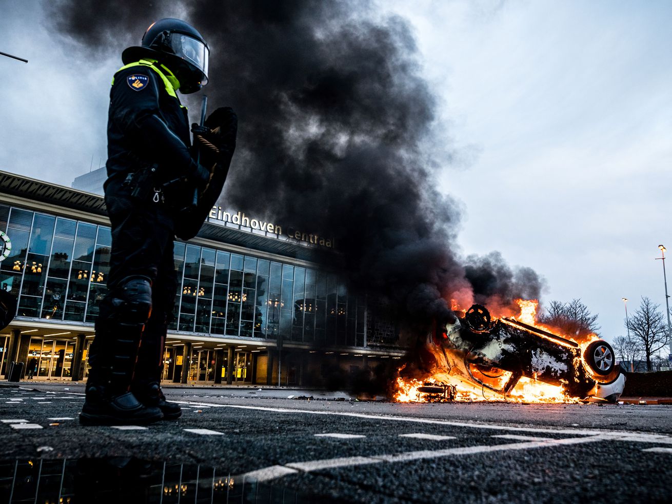 Violent anti-lockdown protests sweep the Netherlands 1