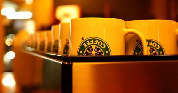 Antifa militants smash up original Starbucks during
anti-Biden protest 1