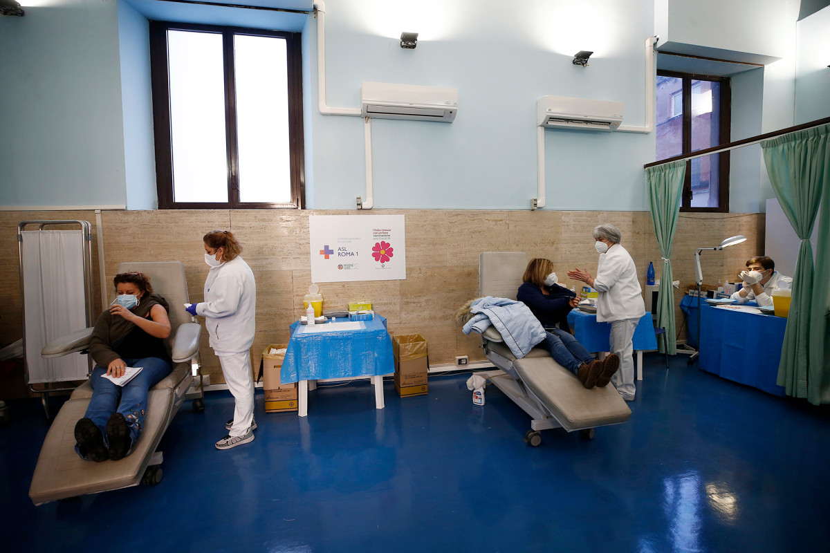 COVID-19 vaccine delays could threaten economic
recovery 1