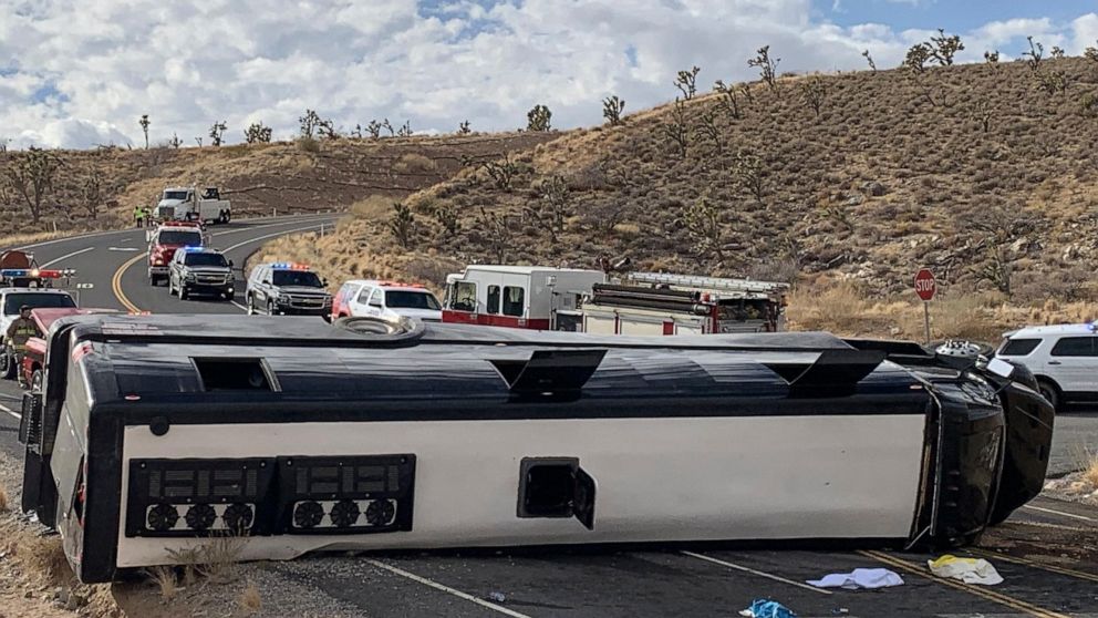Arizona sheriff's office investigating fatal tour bus
crash 1