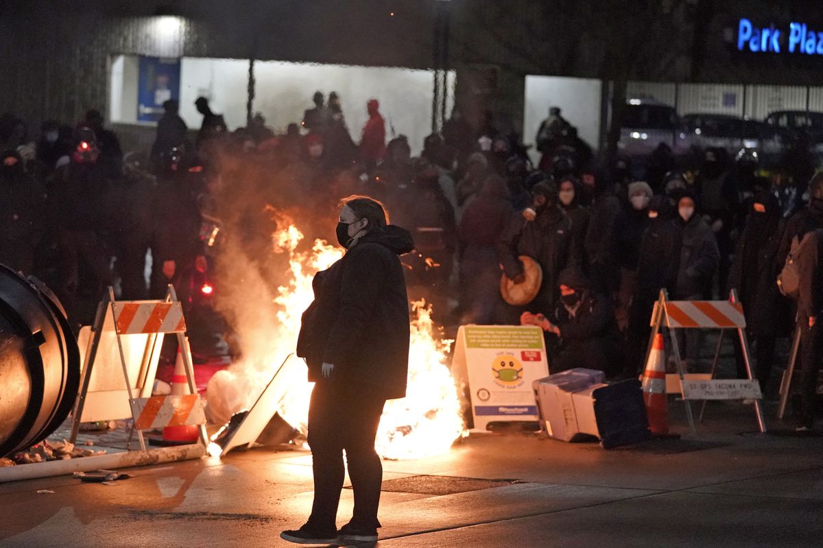 Protesters smash windows, light fires in Tacoma after cop
drove into crowd 1 Protesters smash windows, light fires in Tacoma after cop
drove into crowd 1