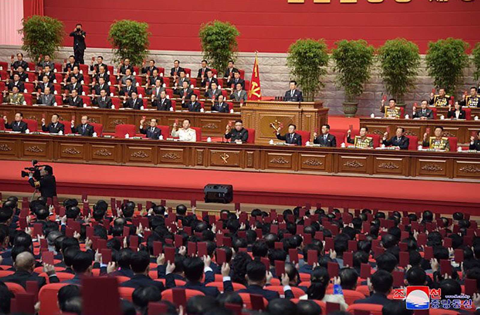 North Korea just held a major political meeting with about
5,000 people — and there wasn't a mask in sight 1