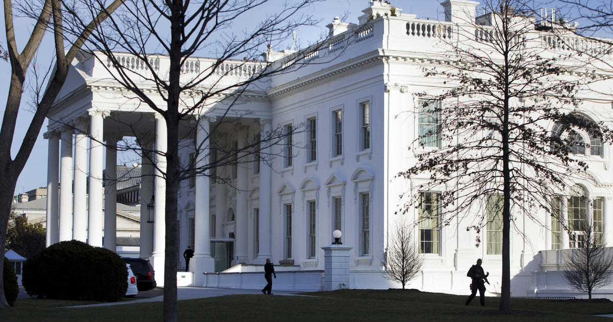 Man with gun in pickup sought info on Oval Office,
authorities say 1
