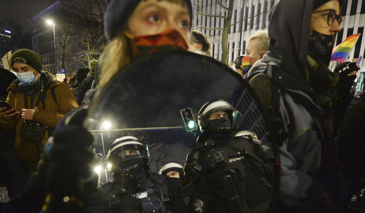 Poles plan more protests over abortion law after
detentions 1