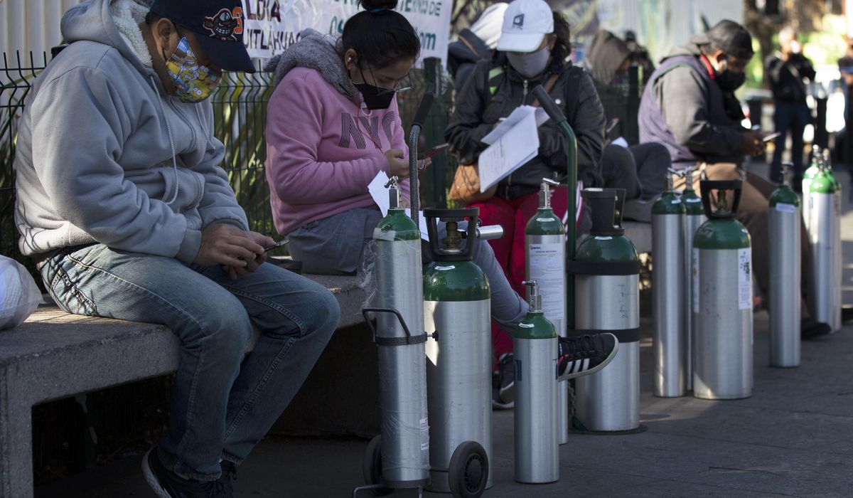Mexico's new daily record of almost 28,000 coronavirus
cases 1
