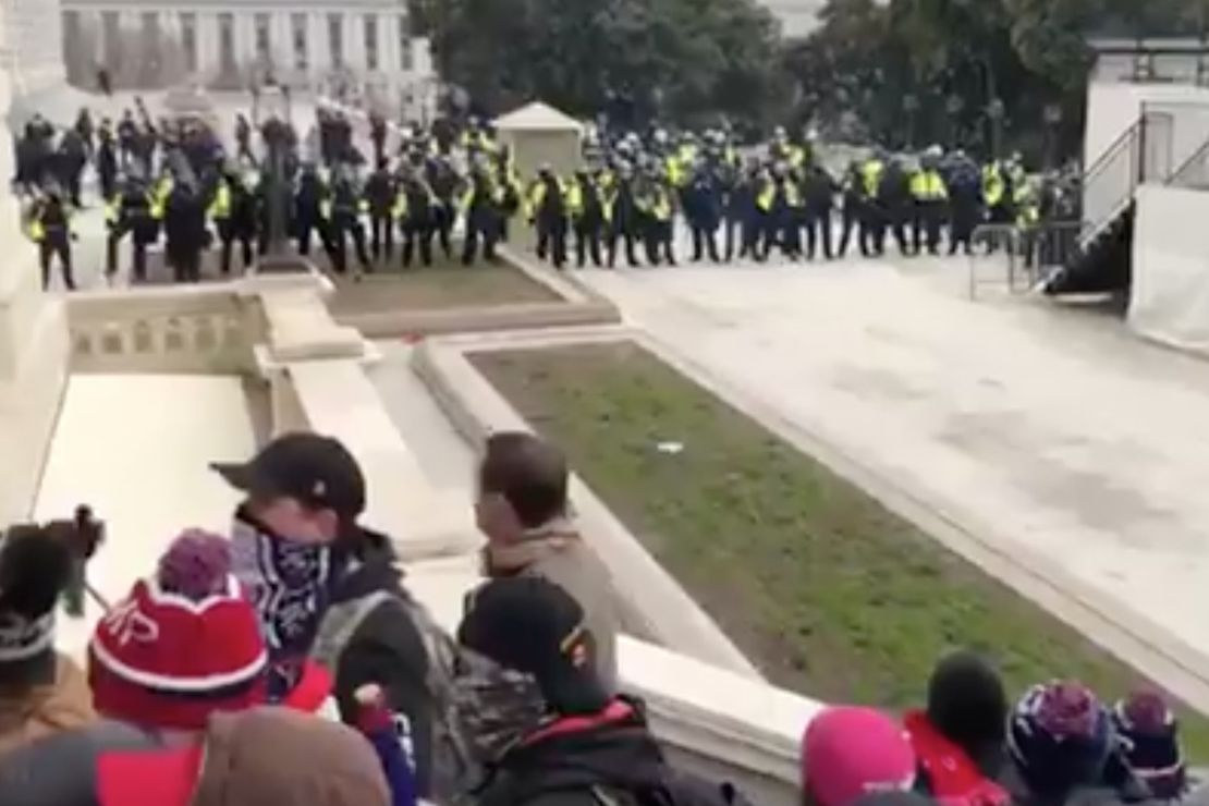 The Most Definitive Video Yet of Capitol Police Letting the
Protesters In 1