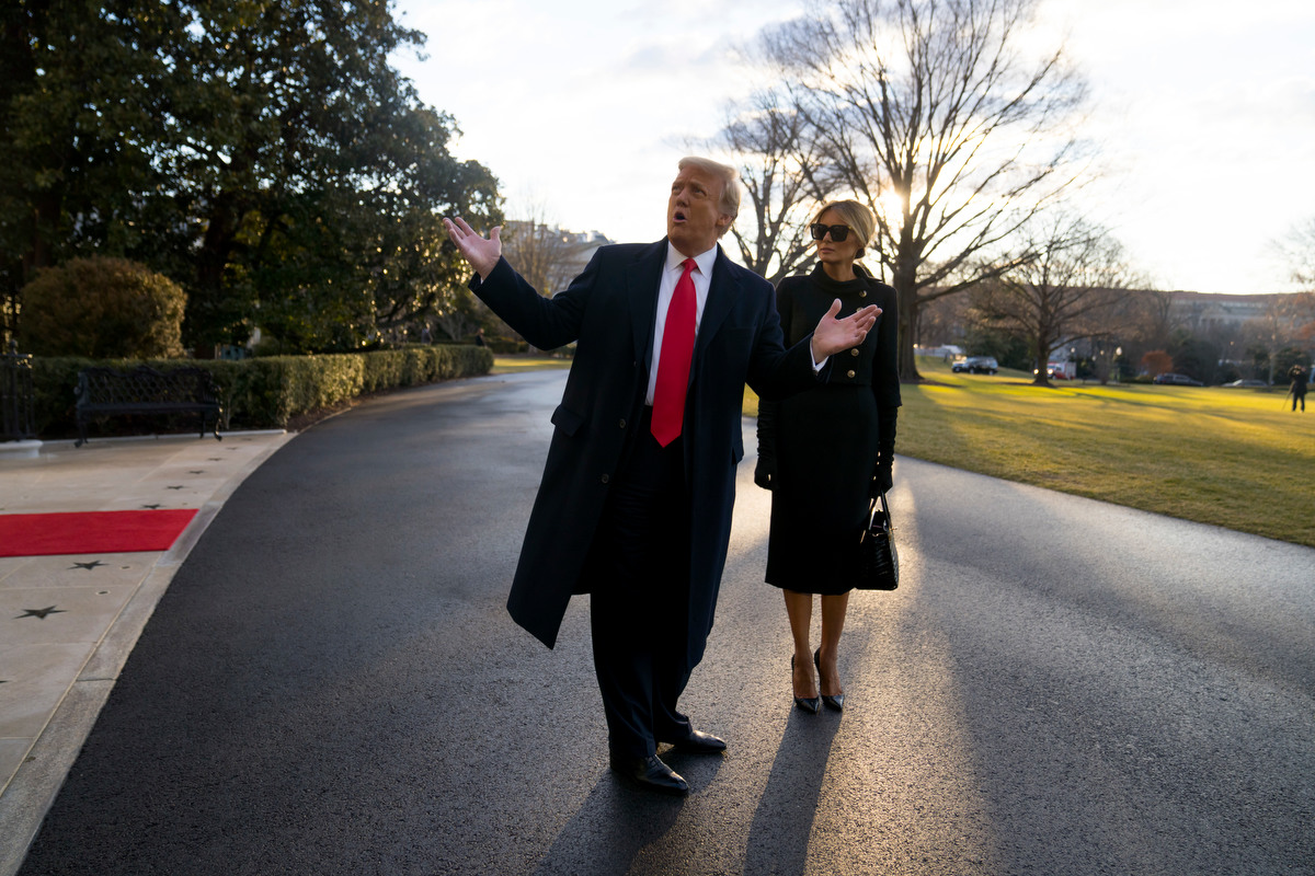 Trump leaves parting Oval Office letter for Biden 1