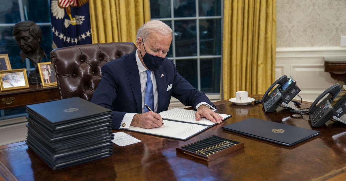 Biden to reimpose COVID-19 travel ban that Trump
lifted 1