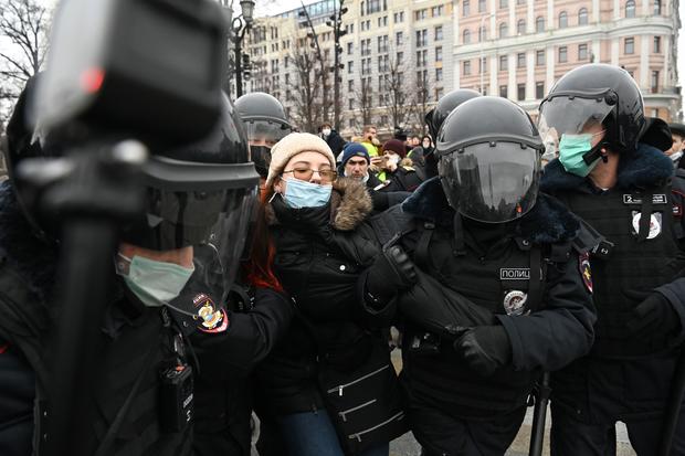 Russia arrests hundreds of protesters demanding Navalny's
release 1