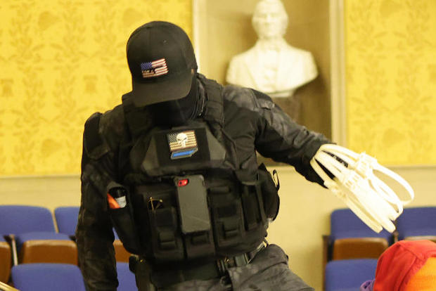 Judge blocks release of alleged "zip tie guy" from Capitol
riot 1