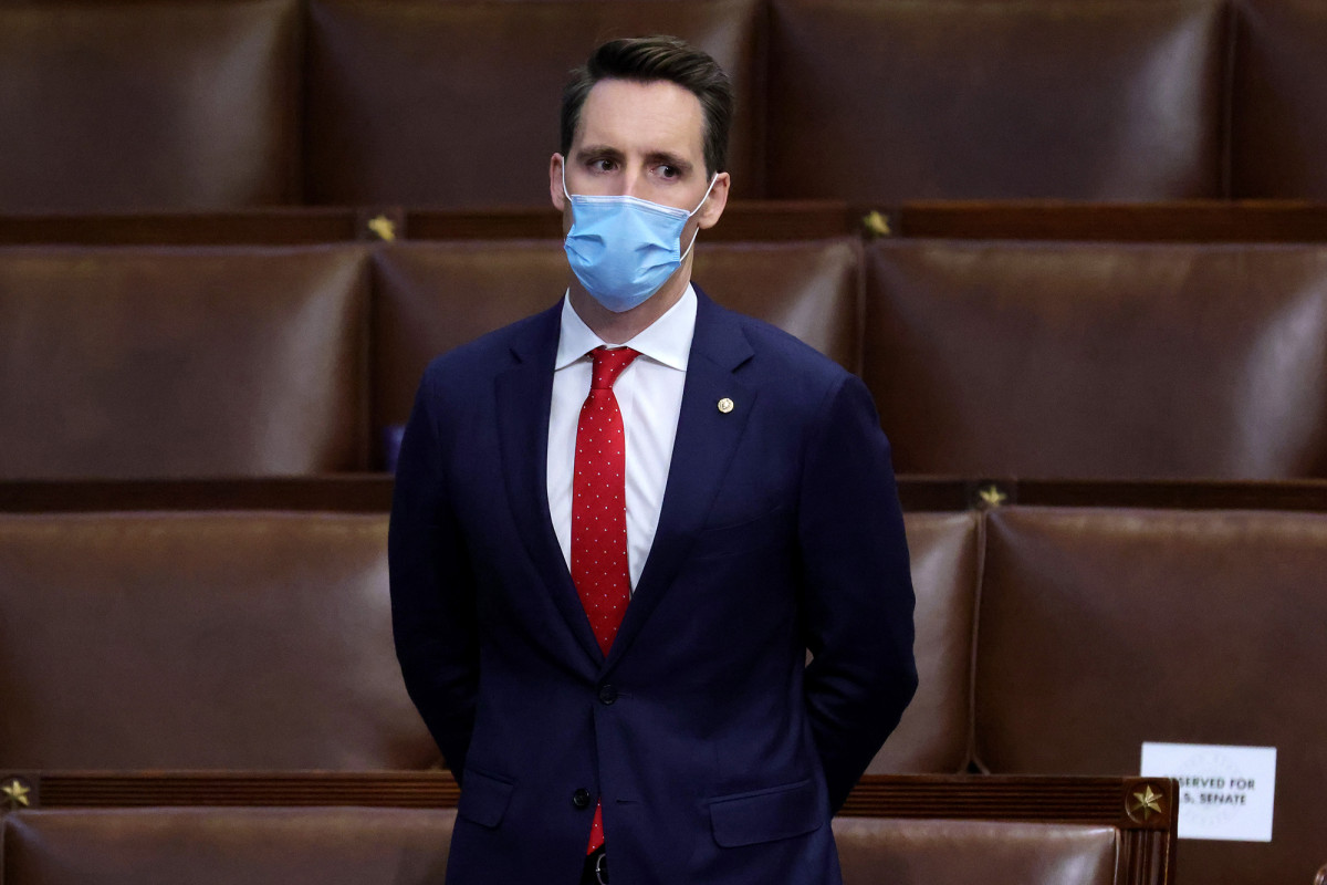 Sen. Hawley files ethics complaint against Dems who linked
him to Capitol riot 1